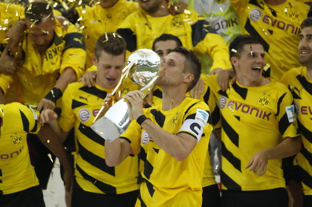 Dortmund Angkat Trofi...