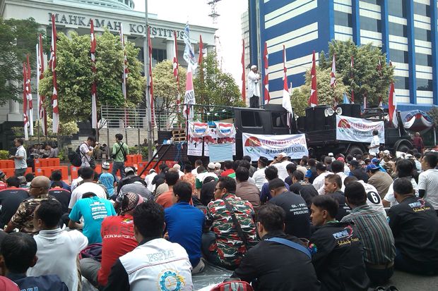 Massa Prabowo Khusyuk...
