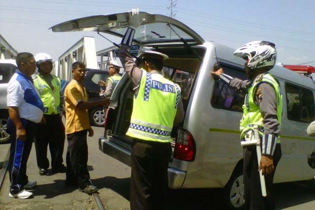 Terobos Palang Rel,...
