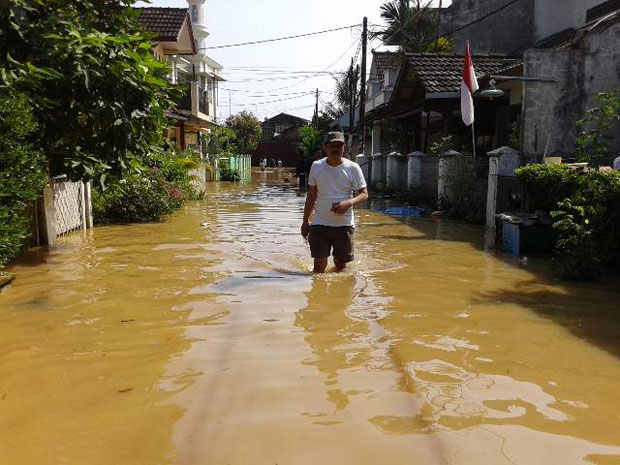 Kali Angke Meluap, Ratusan...