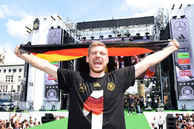 Mertesacker Ikuti Jejak...