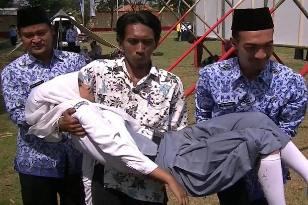 Puluhan Peserta Upacara...