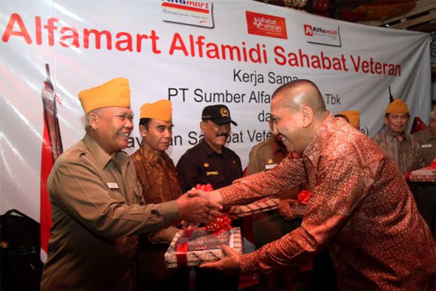 Bos Alfamart Serahkan...