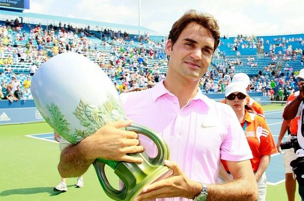 Federer Genggam Trofi...