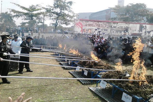 Gubernur Jabar Bakar...
