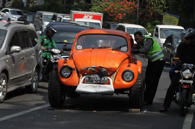 Mobil Gubernur Jateng...