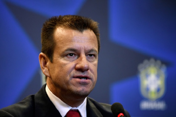 Dunga Depak Dani Alves...