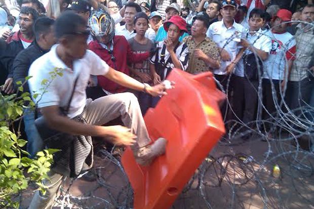 Bentrokan Pecah, Polisi...