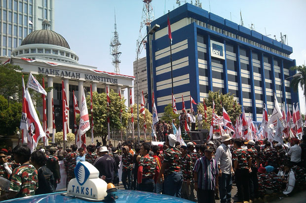 Beraksi di Tengah Demo,...