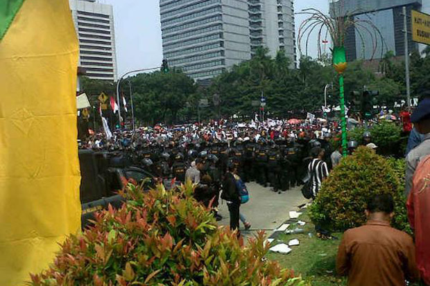 Ditinggal Demonstran,...