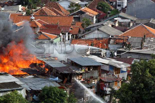 Lima Rumah Ludes Diamuk...