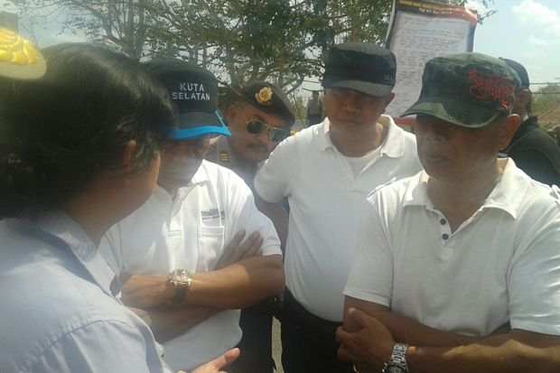 Warga Tutup Jalan ke...