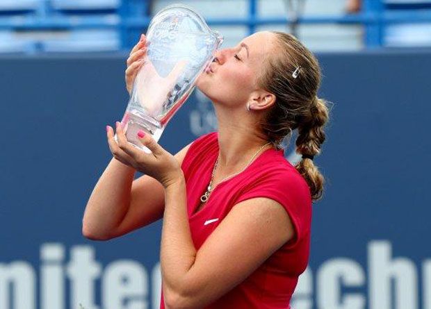 Kvitova Angkat Trofi...