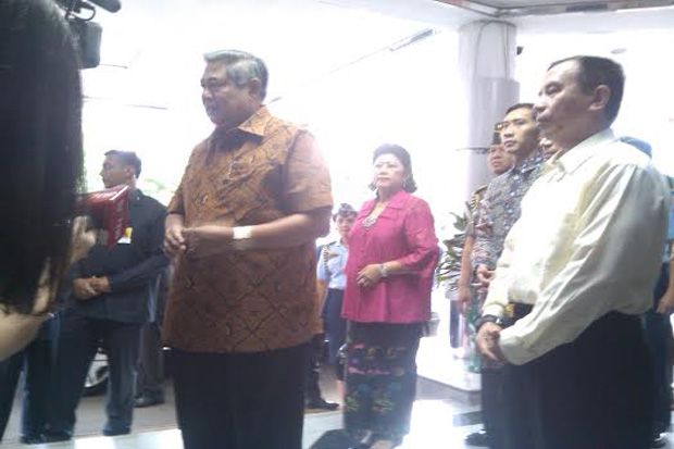 SBY & Ibu Negara Tabur...