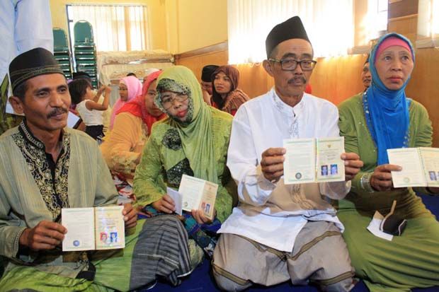 Pasangan Lansia Terharu...