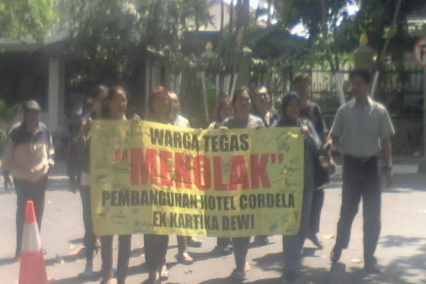 Tolak Pembangunan Hotel,...