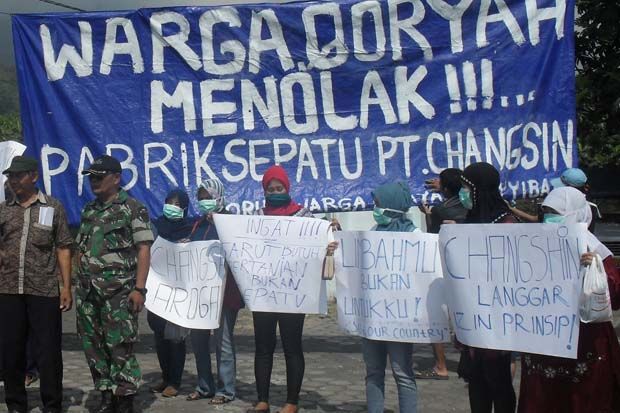 Warga Tolak Pabrik Sepatu...