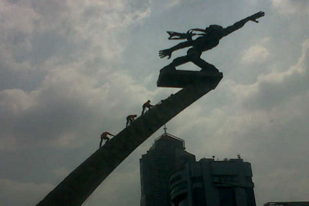 Patung Dirgantara Dimandikan...