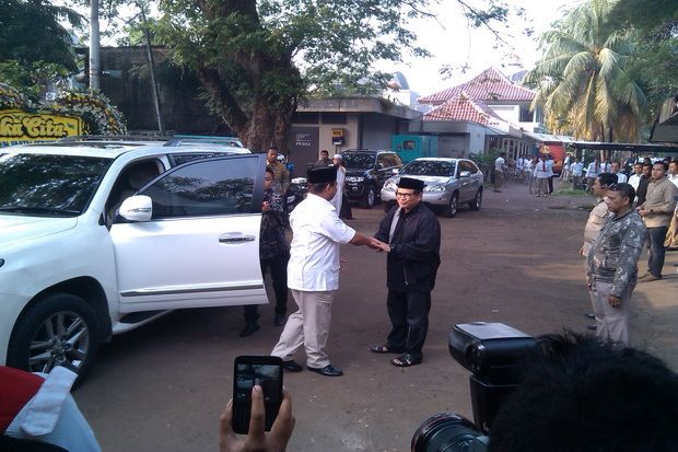 Dengan Wajah Haru, Prabowo...