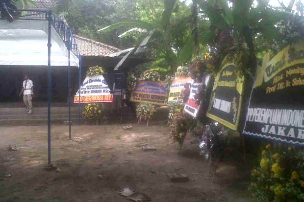 Karangan Bunga Hiasi...