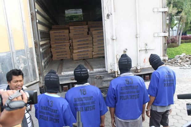 Polisi Tangkap Komplotan...