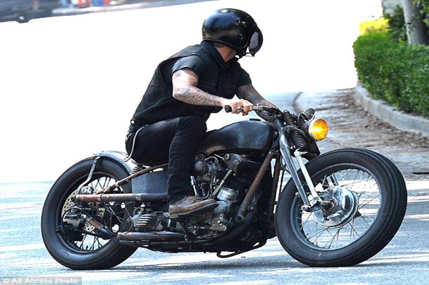 Jatuh dari Motor, Tato...