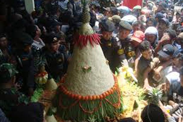 Tumpeng Roboh Menimpa...