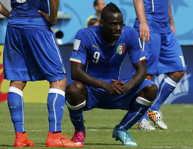 Balotelli Terlempar...