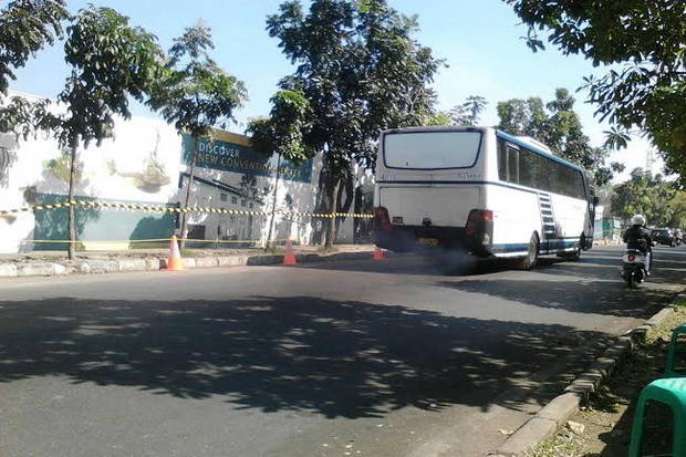 Bus Damri Ngebul di...