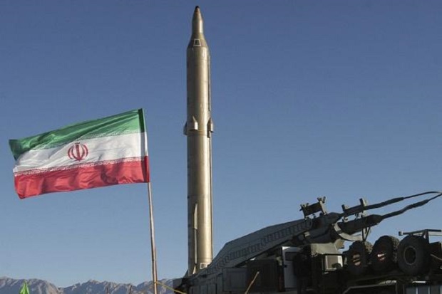 Iran Pamerkan Dua Rudal...