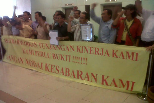 Ratusan Karyawan UI...