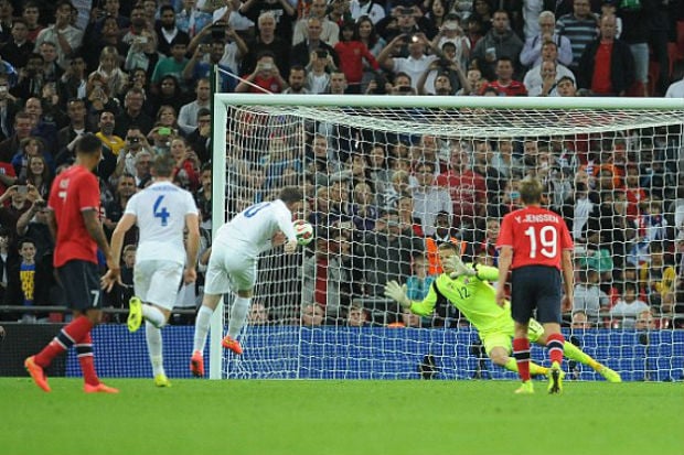 Gol Penalti Rooney Menangkan...