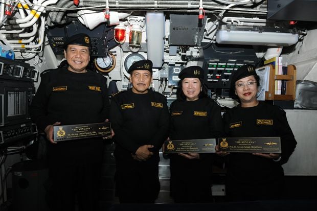 Tiga Menteri Jadi Warga...