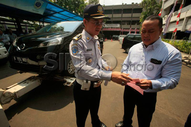 Parkir Liar, Mobil Aparat...