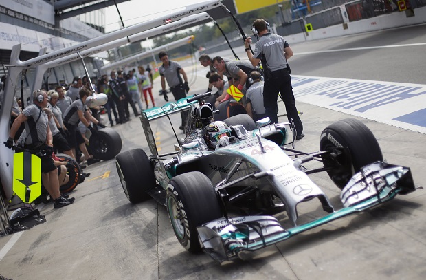 Hamilton Kuasai Latihan...