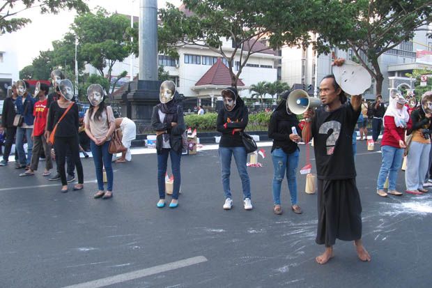 Peringati 10 Tahun Kematian...