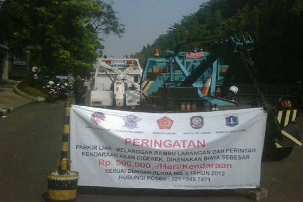 Dua Mobil Pribadi Diderek...