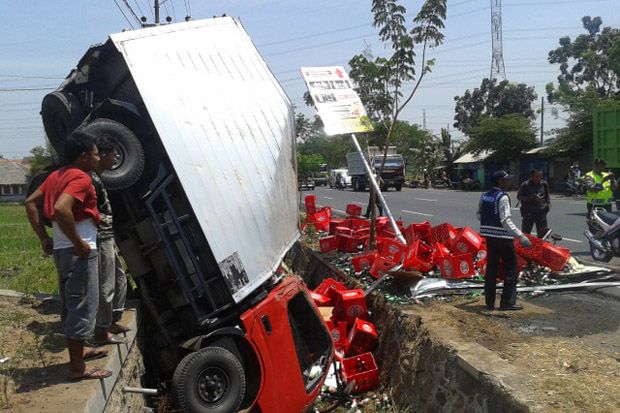Truk Muat Miras Terguling