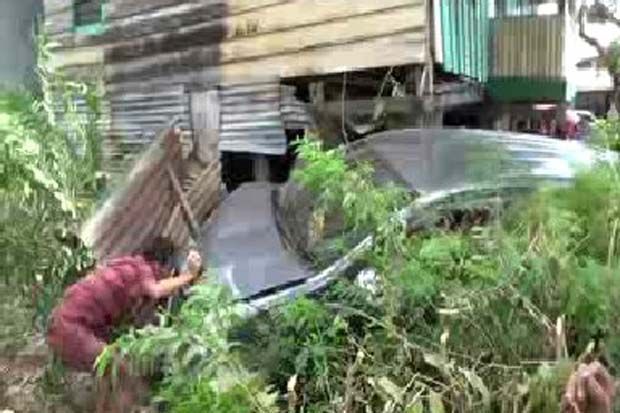 Pengemudi Kelilipan,...