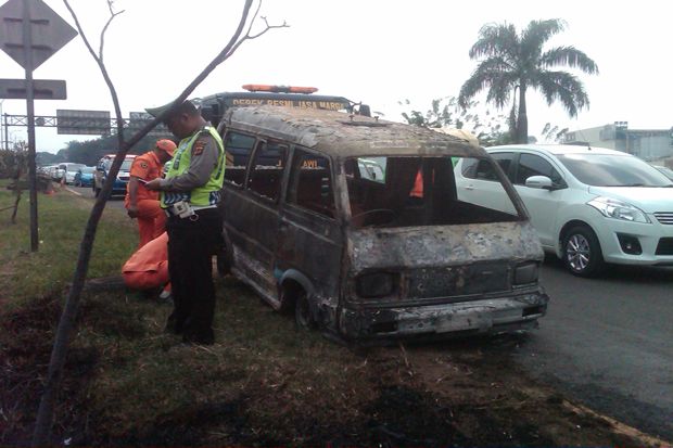 Angkot Terbakar di Pintu...