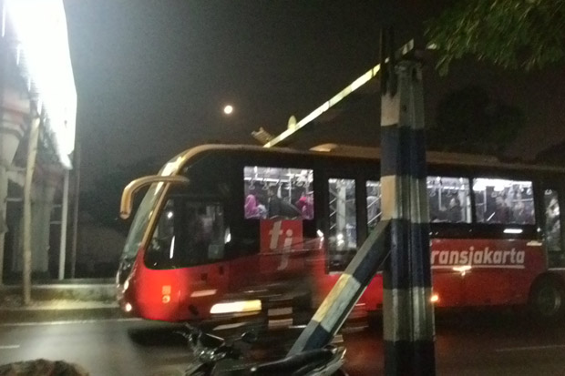 Bus Transjakarta Tersangkut...
