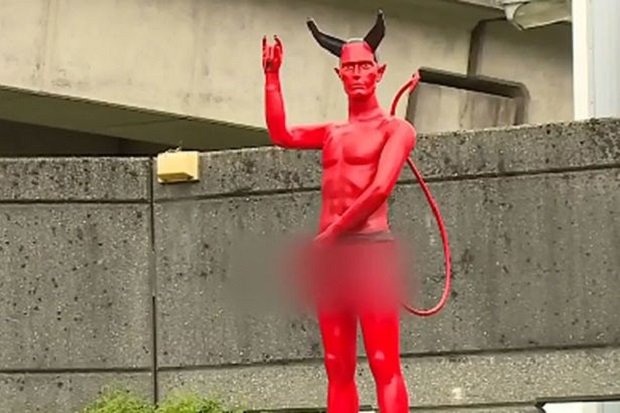 Patung Iblis Bugil Hebohkan...
