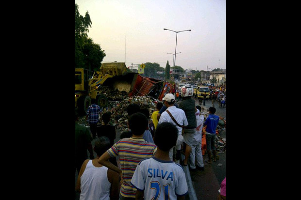 Truk Sampah Terbalik,...
