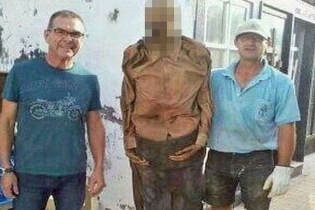 Pria Spanyol Gali Kubur...