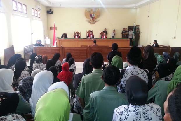 Guru Cubit Siswi Dituntut...