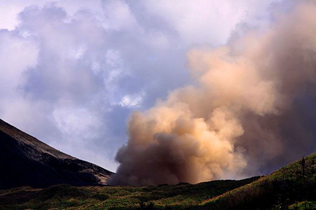 Letusan Gunung Lokon...