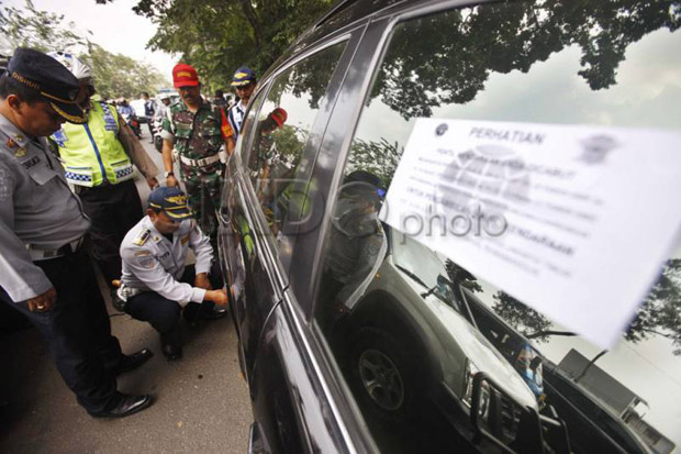 2 Mobil Derek Rusak,...