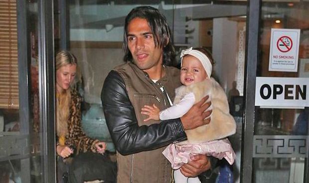 Rayakan Debut, Falcao...