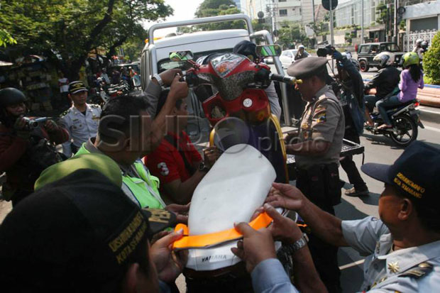 10 Hari, Parkir Liar...
