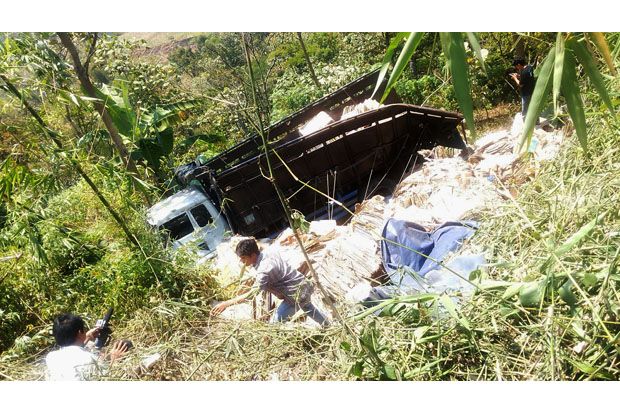 Truk Bawa Rongsokan...